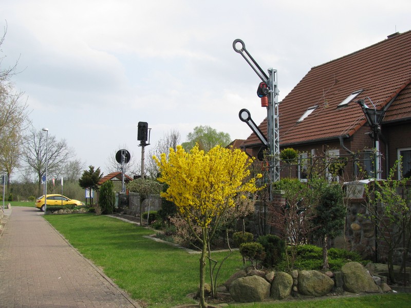 In Rugensee (NWM) an der K 42 sah ich diese Sammlung von Eisenbahnsignale [17.04.2011]