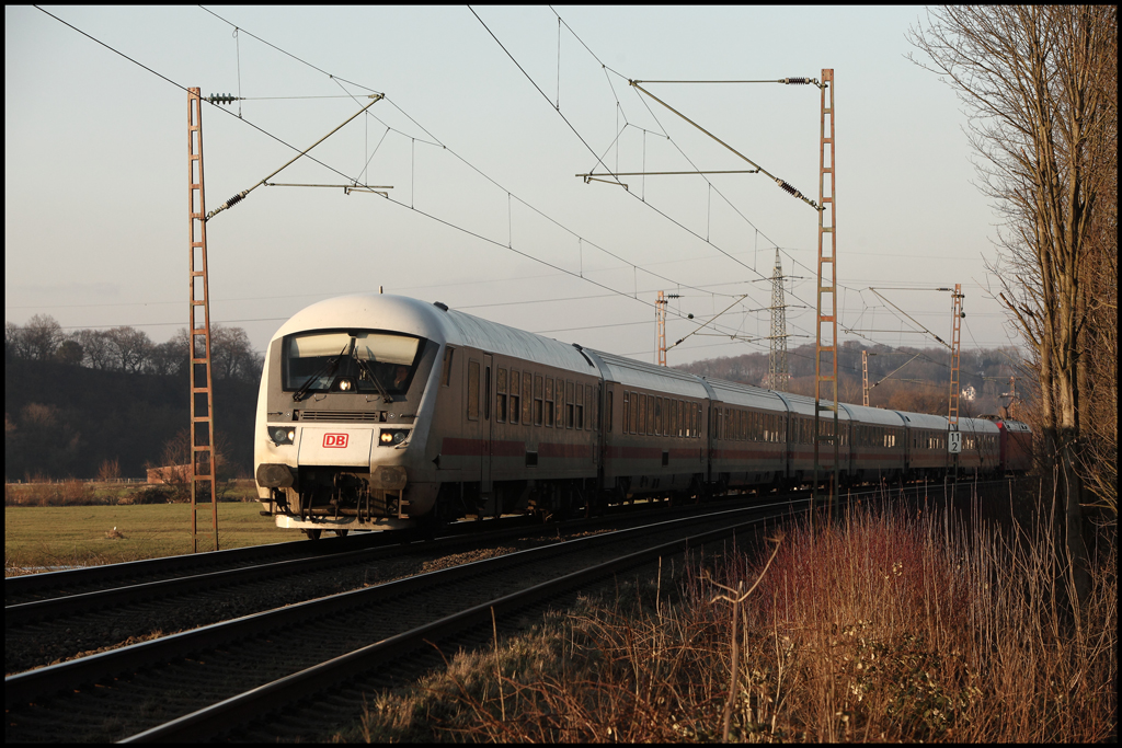 In den Ruhrwiesen zwischen Witten und Wetter(Ruhr) ist der IC 2048, Leipzig Hbf - Kln Hbf, unterwegs. (28.01.2011)