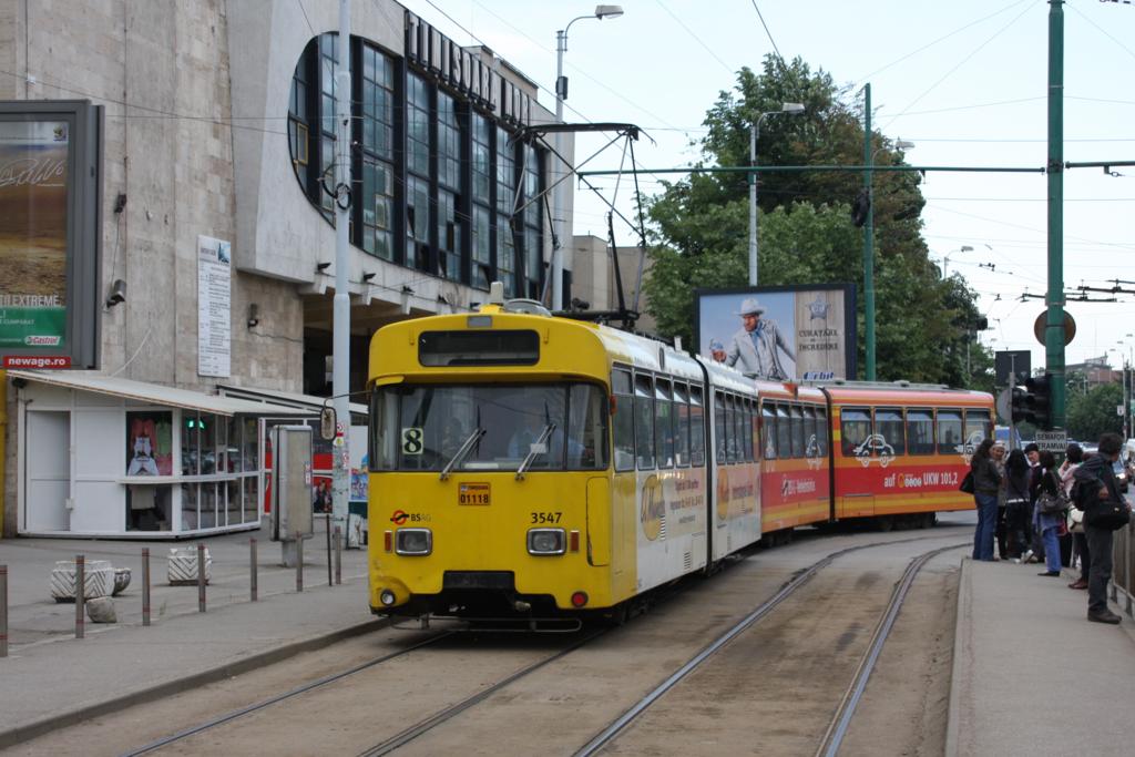 In der rumnischen Stadt Timisoara ist hier auf der Linie 8 
eine ehemals Bremer Straenbahn unterwegs. Wagen 3547 befindet sich
hier am 12.5.2010 am Bahnhof Timisoara Nord. Das Fahrzeug trgt noch
die original Bremer Beschriftungen.
