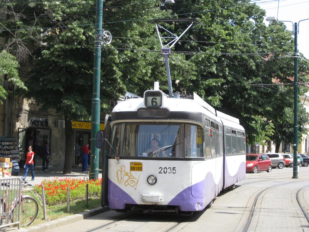 In der rumänischen Stadt Timisoara ist hier auf der Linie 6 
eine ehemals Münchner Tram unterwegs. Wagen 2038 befindet sich
hier am 12.5.2010 gerade kurz vor dem Bahnhof Timisoara Nord.
