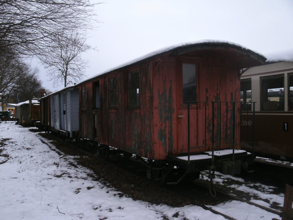 In der  Rumpelecke  in Putbus steht dieser Wagen der noch auf seine Aufarbeitung  wartet.Aufgenommen am 17.Februar 2013.