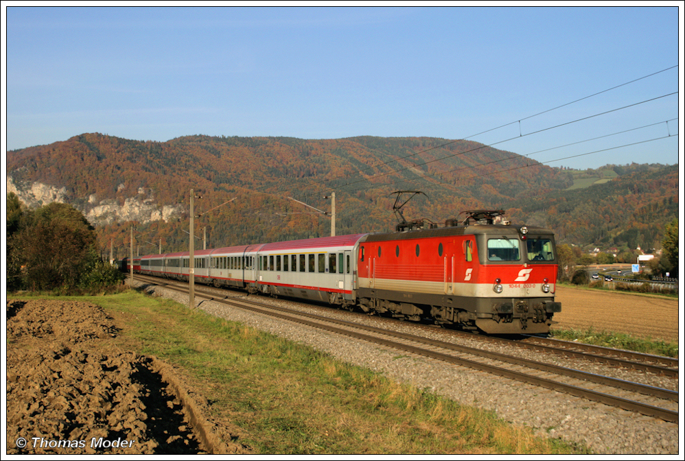 In der schnen Abendsonne wurde 1044.003, die lteste 1044 mit Pflatsch, mit dem OIC 259 bei Peggau-Deutschfeistritz auf der Fahrt gen Sden aufgenommen. 22.10.2010