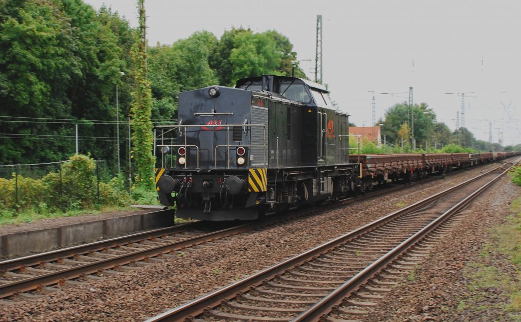 In schwarz auf Hochglanz poliert prsentiert sich die 203 148-2 der Fa. rt & l (Rail Technologie & Logistic). Hier erwischt am 04.09.2009 in Avenwedde-Issenhort bei der Abfahrt von der Avenwedder Brcke. Dahinter eine ganze Menge leerer Flachwagen. 