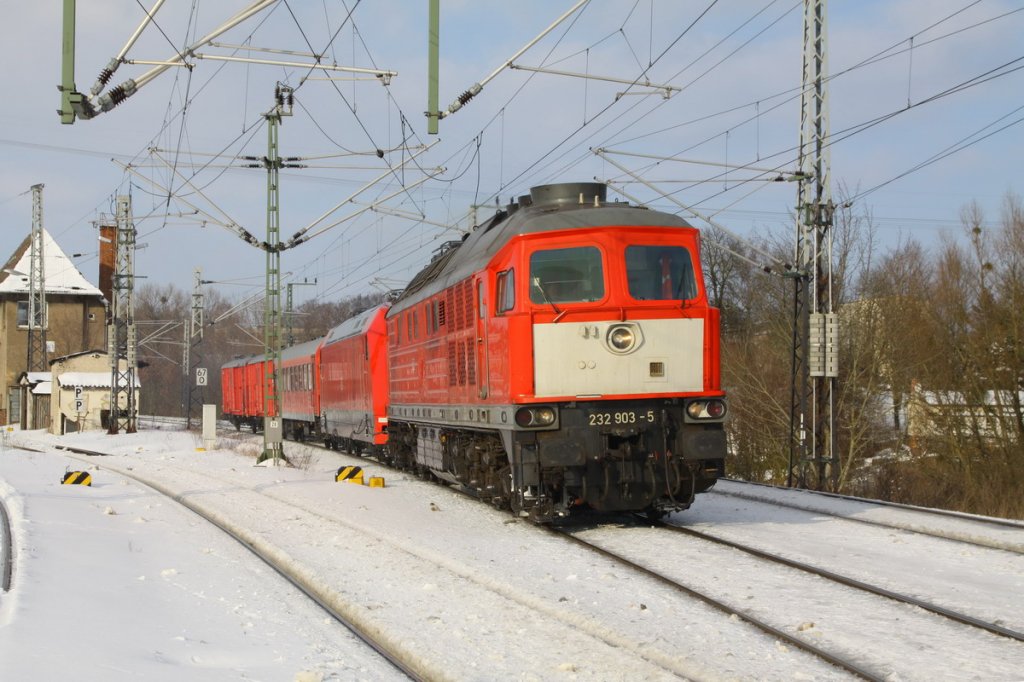 In Schwerin kommt die 232 903 mit E-Lok und Hilfszug von Bad Kleinen eingefahren. 15.02.2010