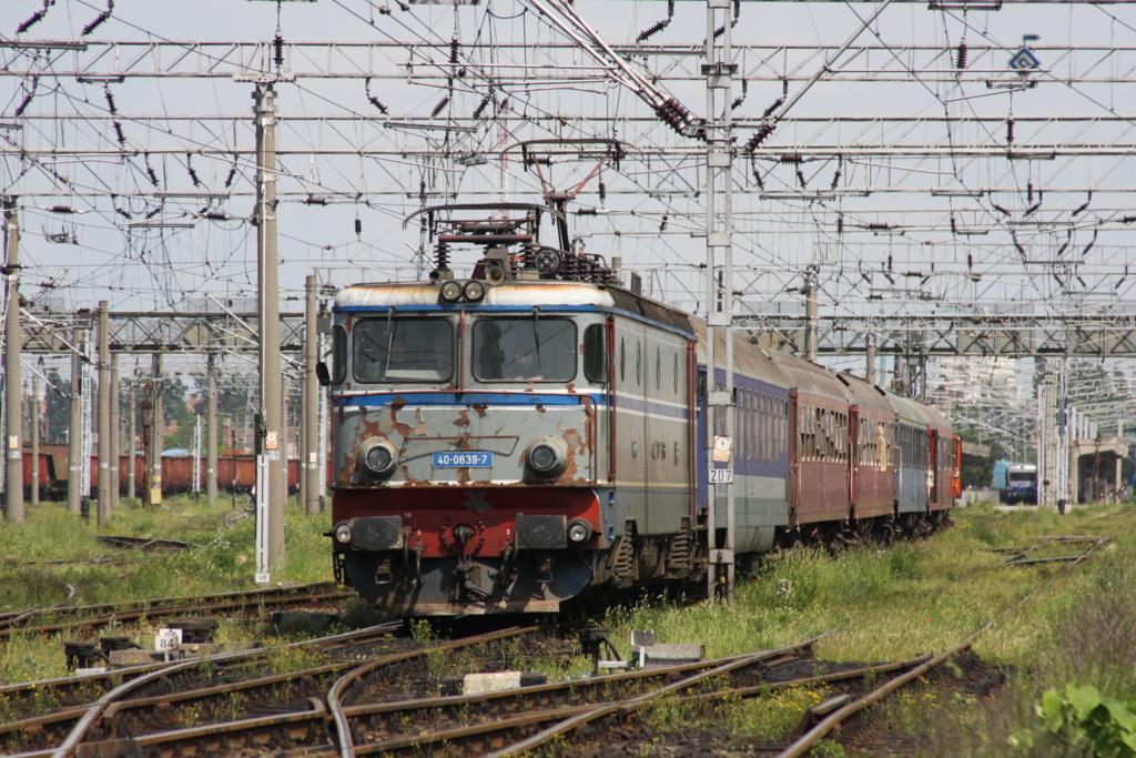 In sehr schlechtem uerlichen Zustand befindet sich am 12.5.2010 die CFR Elektrolok
40-0839-7, die hier mit einem Schnellzug nach Arad aus dem Bahnhof
Timisoara Nord ausfhrt.