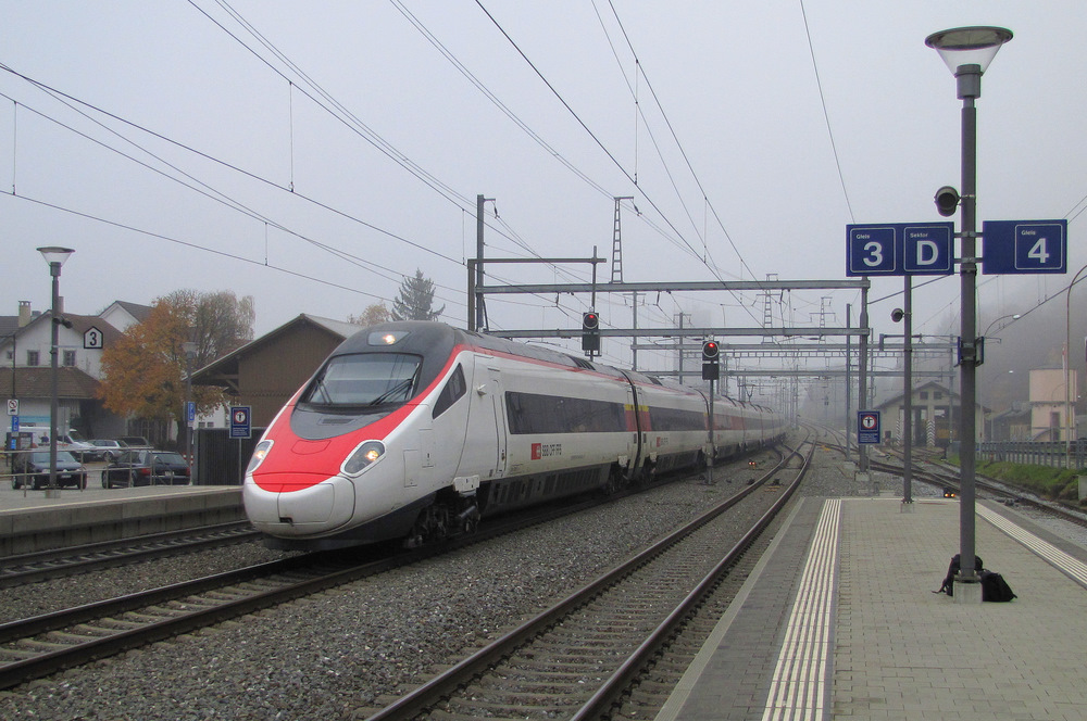 In Sissach sieht man hier einen SBB ETR 610 von Milano nach Basel via Brig und Bern. Auf unserer Tour trafen wir den Zug mit den Kollegen Stefan Wohlfahrt und Simon Btikofer. 06.11.2011