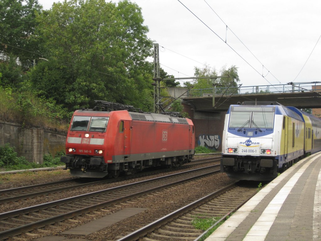 In den Sommerferien war ich mal mit meinem Vater in Hamburg, um uns die Stadt mal anzuschauen. In den nchsten Tagen kommen erstmal Bilder von Hamburg. 185 146 solo Richtung Gbf. Maschen und 246 006 mit dem ME 39425 nach Cuxhaven. Harburg-Harburg den 31.7.10