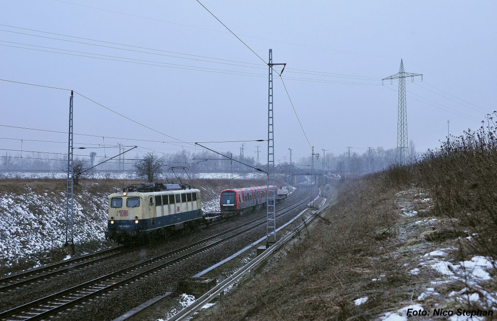 In der spten Abenddmmerung, lie sich die Fuhre erneut ablichten, 140 423-5 mit CFN 62279 Beddingen - Hennigsdorf bei Berlin, kurz vor dem B am GVZ Wustermark, auf ihrer letzten Etappe zum Ziel (15.03.10)