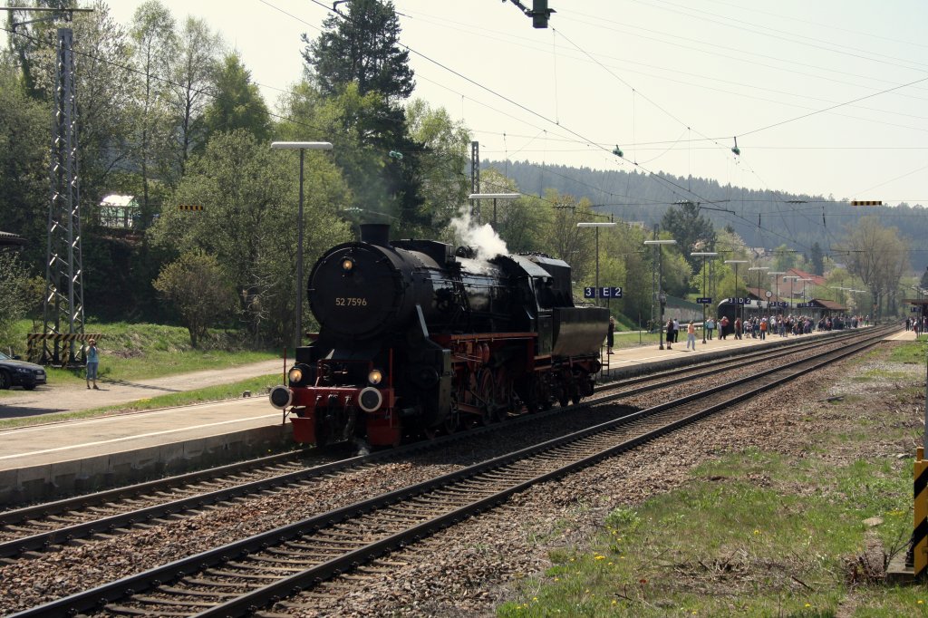 In St. Georgen im Schwarzwald machte die 52 7596 kopf. Aufnahme am 25.04.2011