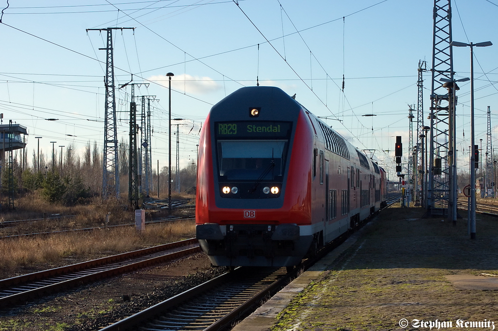 In Stendal fhrt gerade die RB29 (RB 27567) aus Salzwedel ein. Geschoben hatte die 143 591-6. 15.01.2012