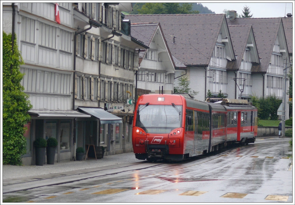 In Teufen konnte die ehemalige SGA ihren Strassenbahncharakter noch etwas bewahren, wobei der Niederflursteuerwagen ABt 121 etwas bedrohlich wirkt vor den typischen Appenzeller Husern. (28.07.2010)