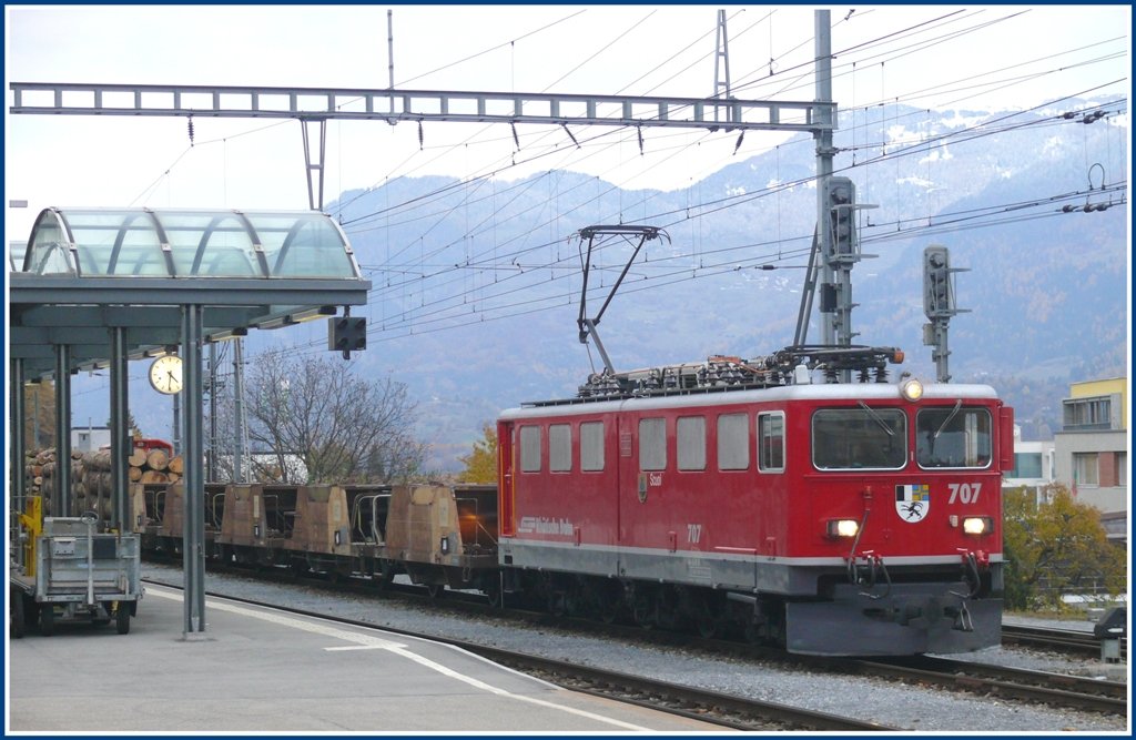 In Thusis wartet ein Gterzug mit Ge 6/6 II 707  Scuol  auf die Weiterfahrt Richtung Engadin. (11.11.2009)
