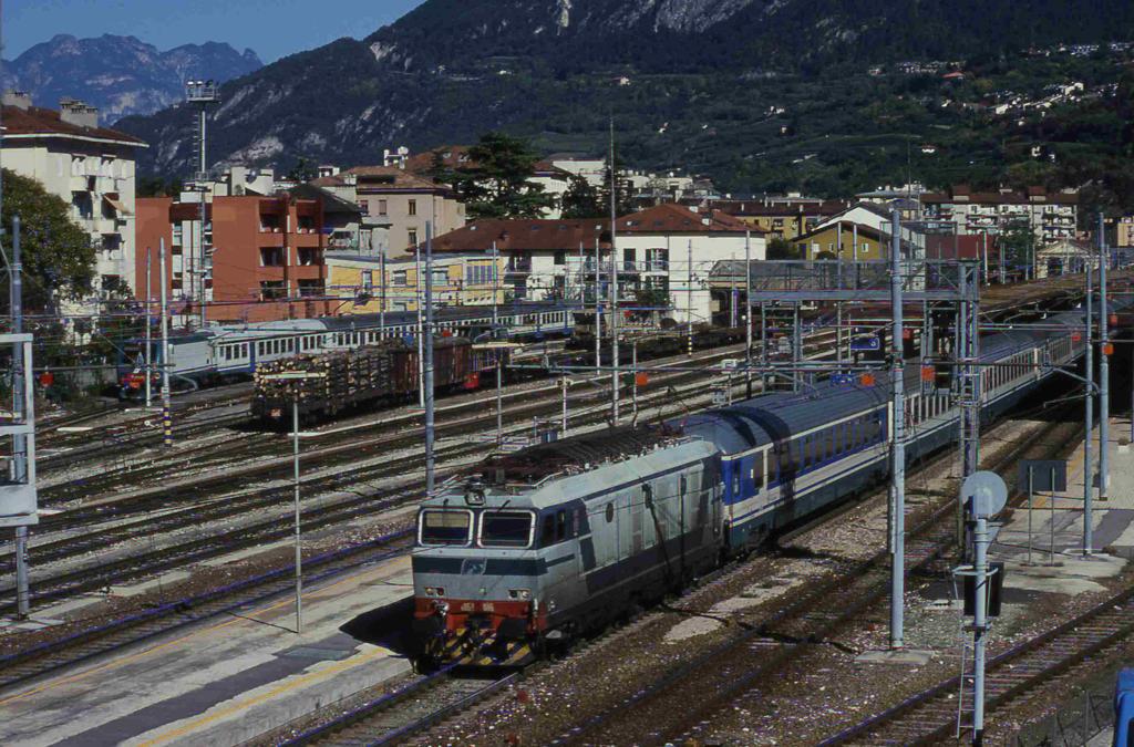 In Trento am Brenner erhlt der EC nach Milano am 13.10.2002 um 12.07 Uhr 
das Abfahrtsignal. Bespannt ist der Zug mit der FS E 652085.