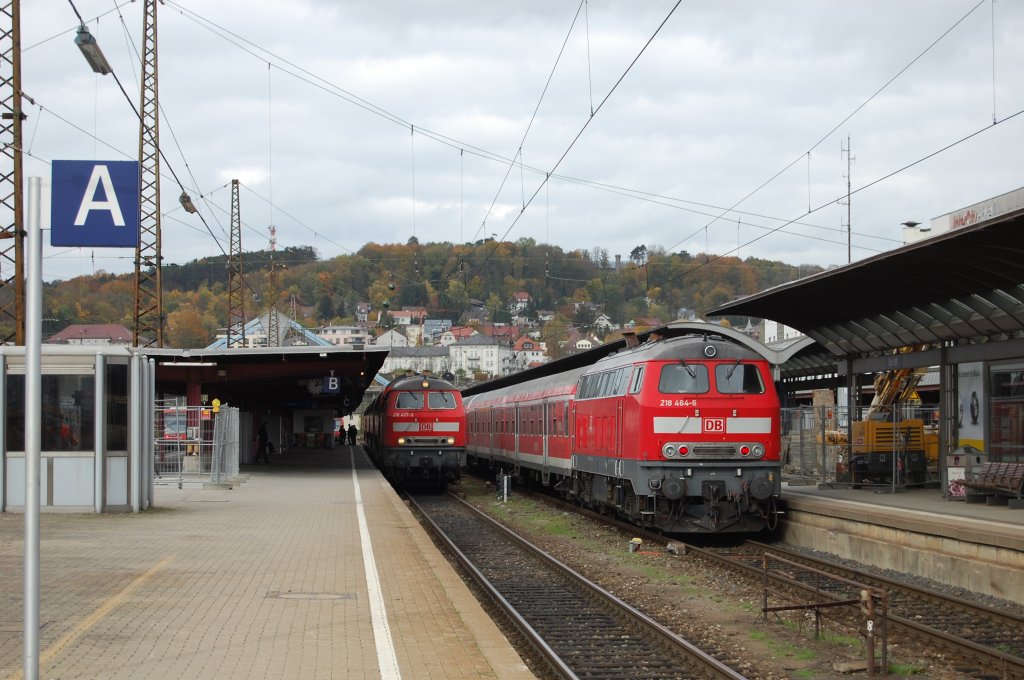 In Ulm traf am 26.10.2009 die Kemptner 218 464-4 auf ihre Ulmer Schwester. 
