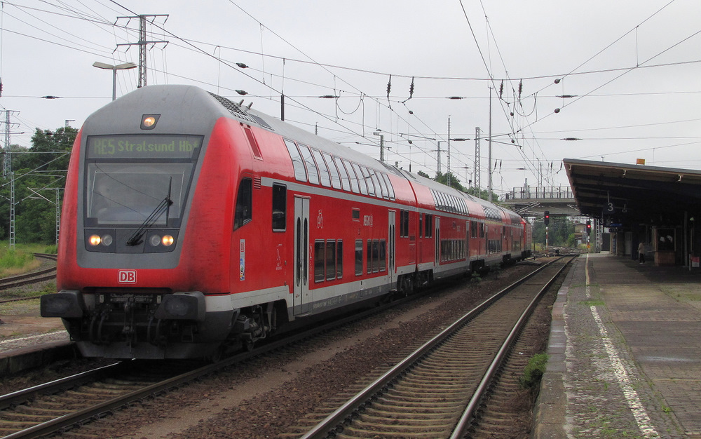 In umgekehrter Reihenfolge fuhr am 04.07.2011 der RE5 von Falkenberg(E) nach Stralsund ber Berlin Hbf(tief). Er kam aus Cottbus mit dem RE18. Falkenerbg(E) den 04.07.2011

