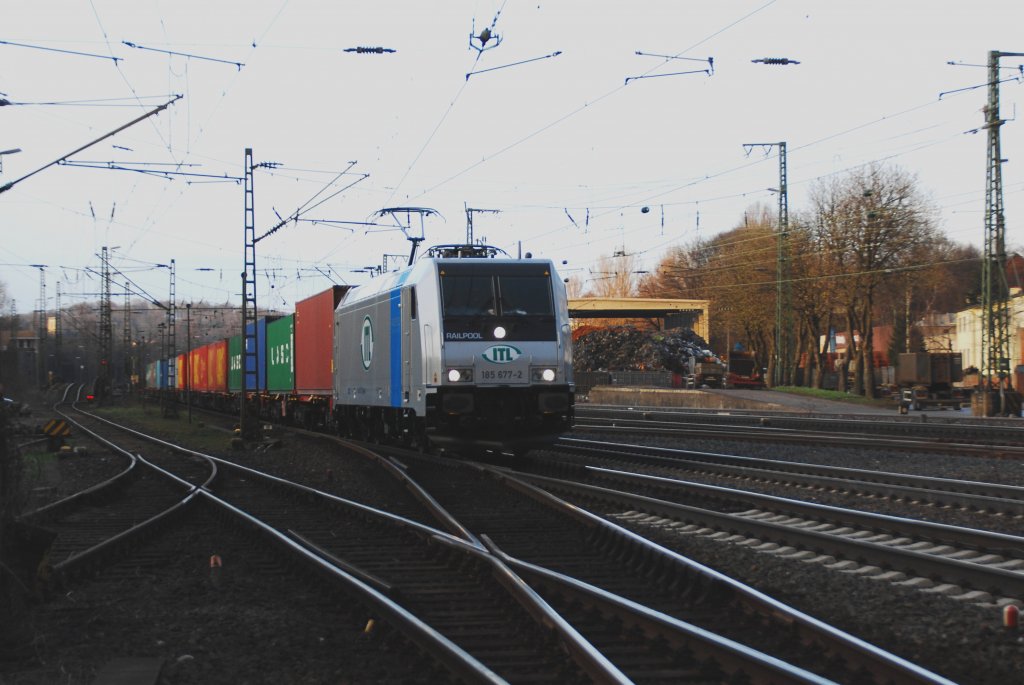 In die untergehende Sonne hinein kam zum Abschlu des 01.04.2010 noch die Silber-Blaue 185 677-2 der ITL-Logistik mit einem Containerzug. Aus Richtung Bielefeld kommend ging es hier durch den Brackweder Bahnhof in Richtung Hamm/Westfalen.