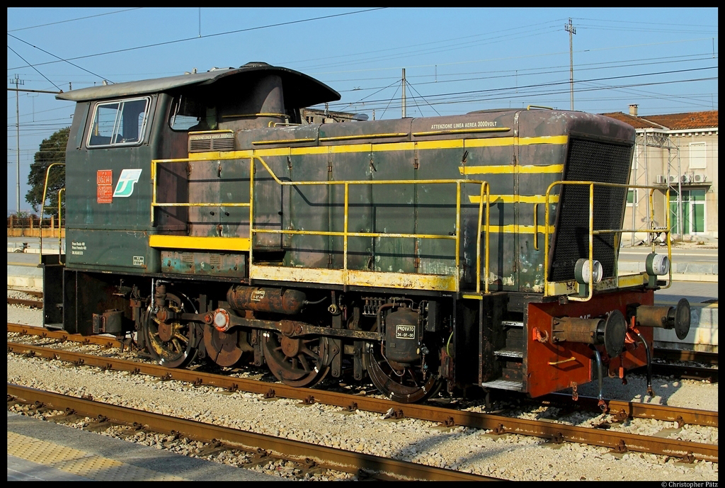 In Venedig Santa Lucia hat am 17.11.2012 die 1979 gebaute D 245.2141 Rangierdienst, deutlich sind der Maschine die zahlreichen Jahre des harten Betriebsalltags anzusehen.