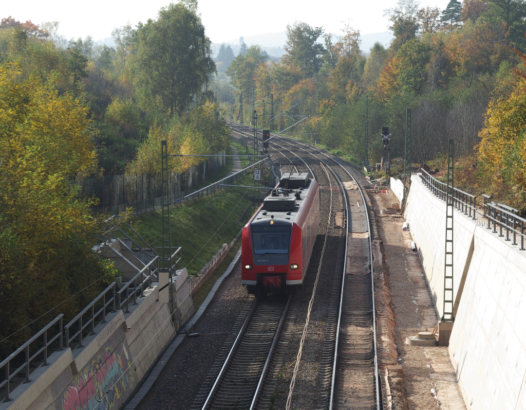 In den verkehrsschwachen Zeiten reicht ein 426er aus um auf der RB Linie 71 von Trier nach Homburg/Saar die Fahrgste zu befrdern. 426 039 ist hier zwischen St. Ingbert und Rohrbach im Baustellenbereich unterwegs. 23.10.2012