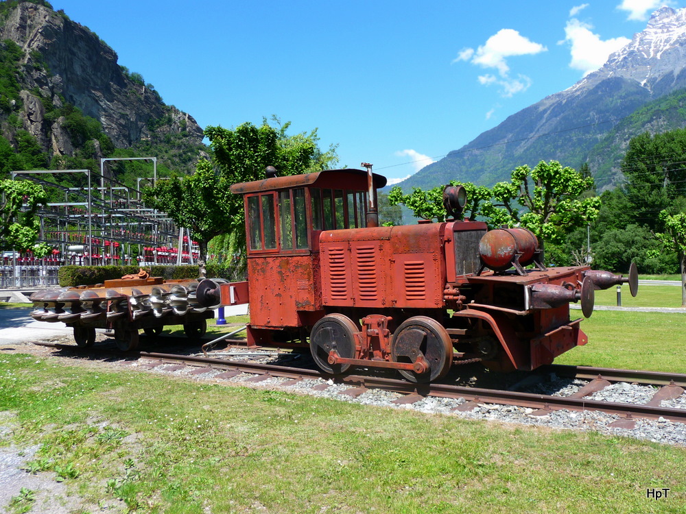 In Vernayaz(Kanton Wallis) ist diese Kleien Rangierlok mit Spezial Transportwagen vor einem Elektritswerk als Denkmal aufgestellt.. Foto vom 23.05.2010 
