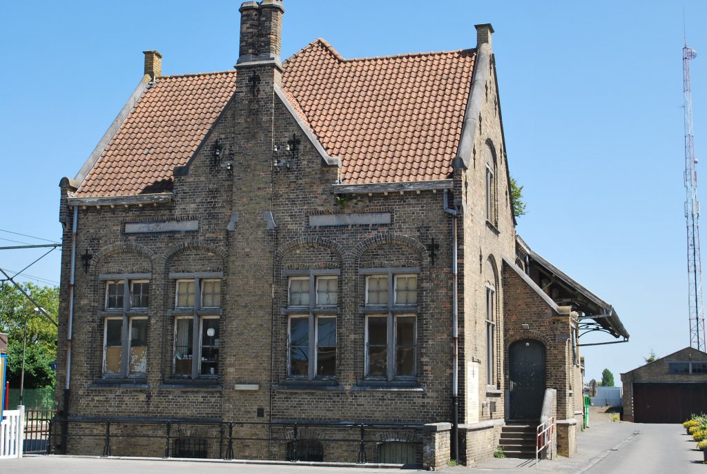 In Veurne wurde das Bahnhofsgebude restauriert. Deshalb habe ich ein Nebenhaus im gleichen neogotischen Stil fotografiert (Juli 2010).