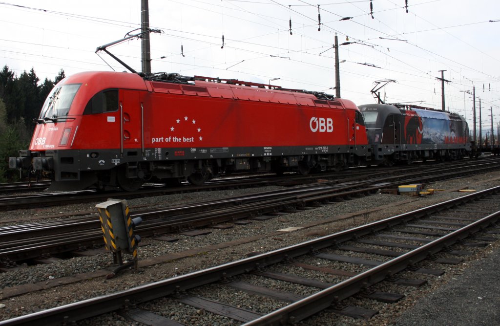 In Villach kam am 07.11.09 die 1216 023-2 mit der 541 104  Mammut  mit ihrem Gterzug durch.