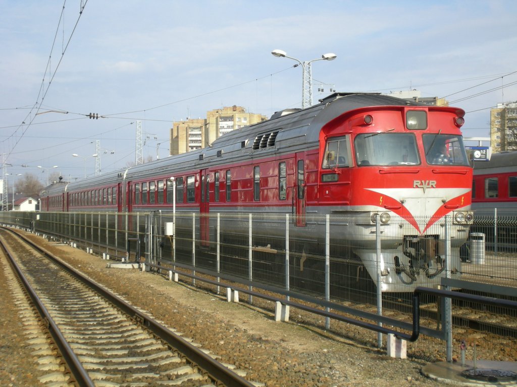 In Vilnius stand dieser schne Triebwagen, Baureihe mte DR1A sein. Er fuhr nach Varena. 29.03.2010/16:43 Uhr. 