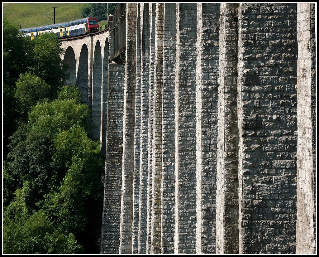 In voller Breitseite zeigt sich der Eglisauer-Rheinviadukt. Obenauf die Re450 Richtung Rafz.
Mai 2007