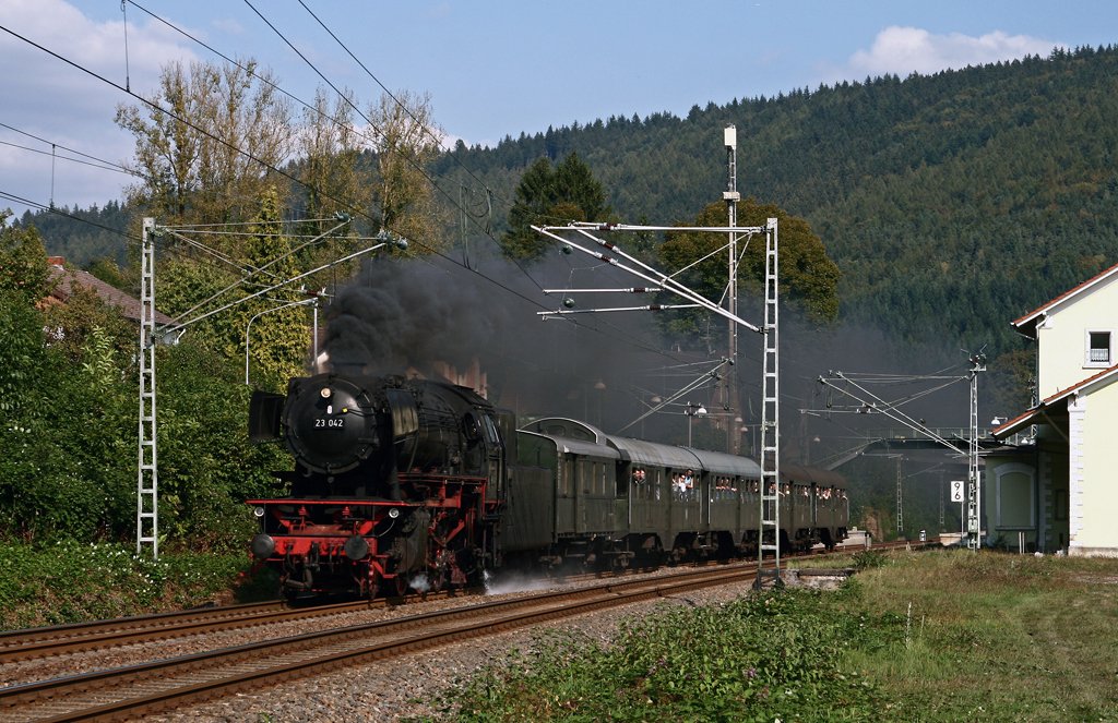In voller Fahrt eilt 23 042 mit dem P 93242 von Heilbronn nach Neustadt (Weinstrae) am 27. September 2009 durch den Haltepunkt von Neckarhausen (bei Neckarsteinach).