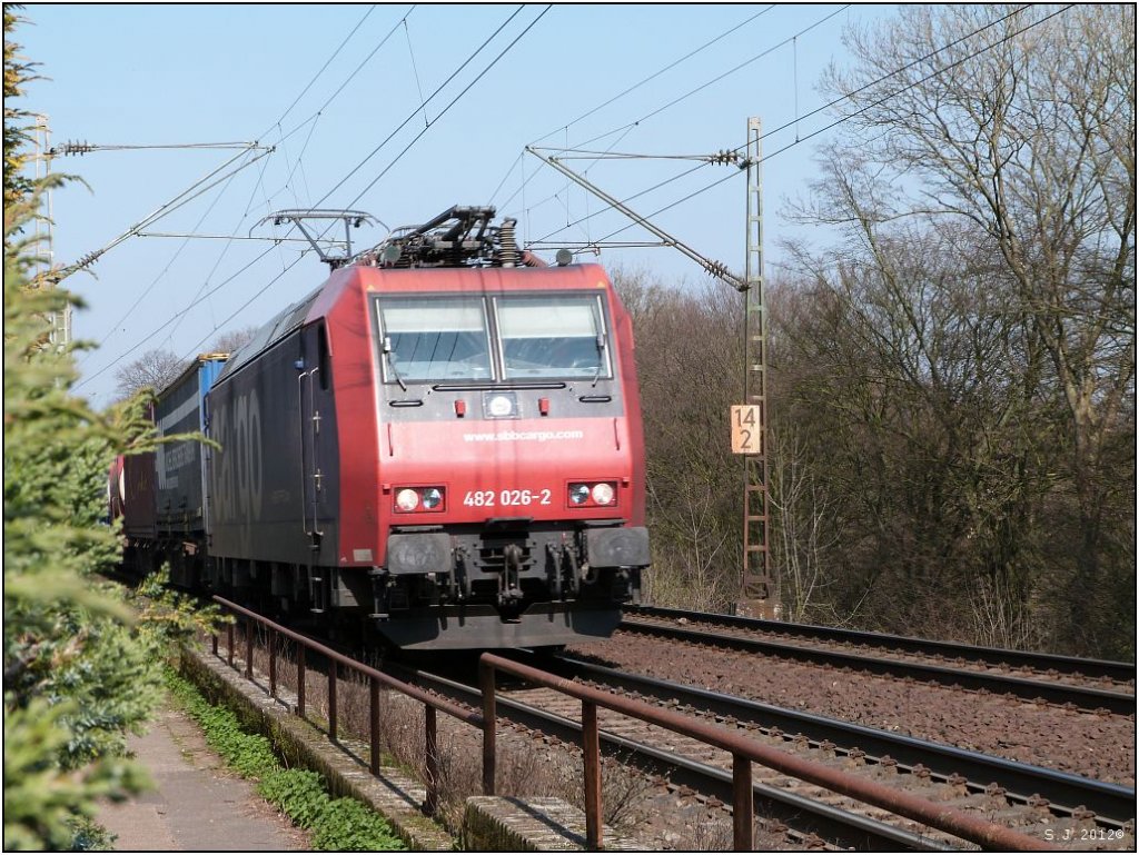 In voller Fahrt erwischt.Dynamisch kommt Sie daher ,die fr die Schweiz fahrende
482 026-2 mit Gterfracht am Haken. Location: Herzogenrath April 2012.