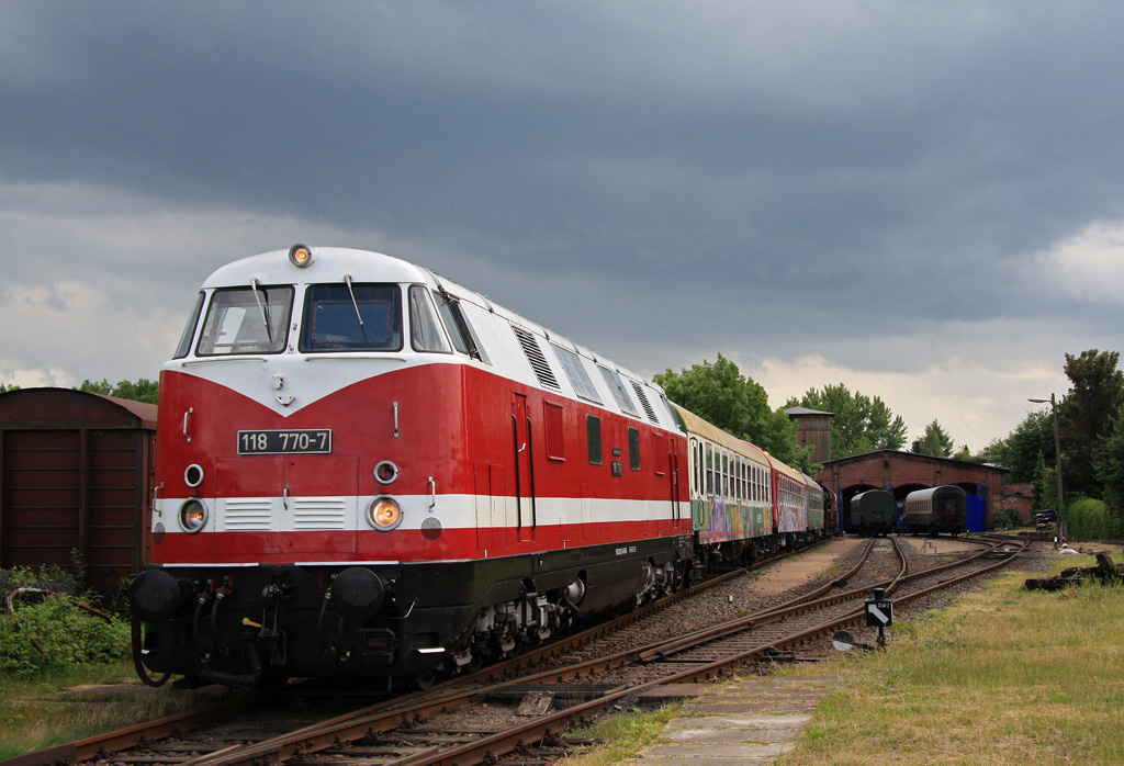 In Vorbereitung einer Sonderfahrt steht die Glauchauer Museumslokomotive 118 770-7 am 08.06.2012 auf dem Gelnde des Eisenbahnmuseums Leipzig.
