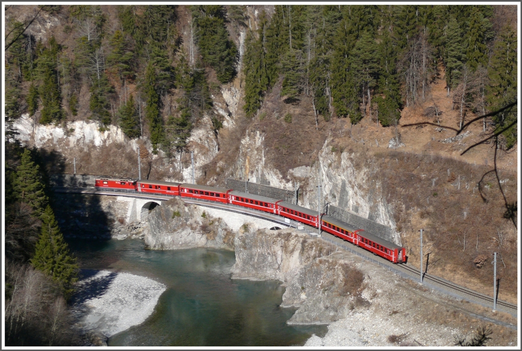 In der Vorderrheinschlucht fhrt RE1232 mit Ge 4/4 II 618  Bergn/Bravuogn  Richtung Disentis. Die Aufnahme entstand nahe der Ruine Wackenau vom Ruinaulta-Wanderweg. (09.02.2011)