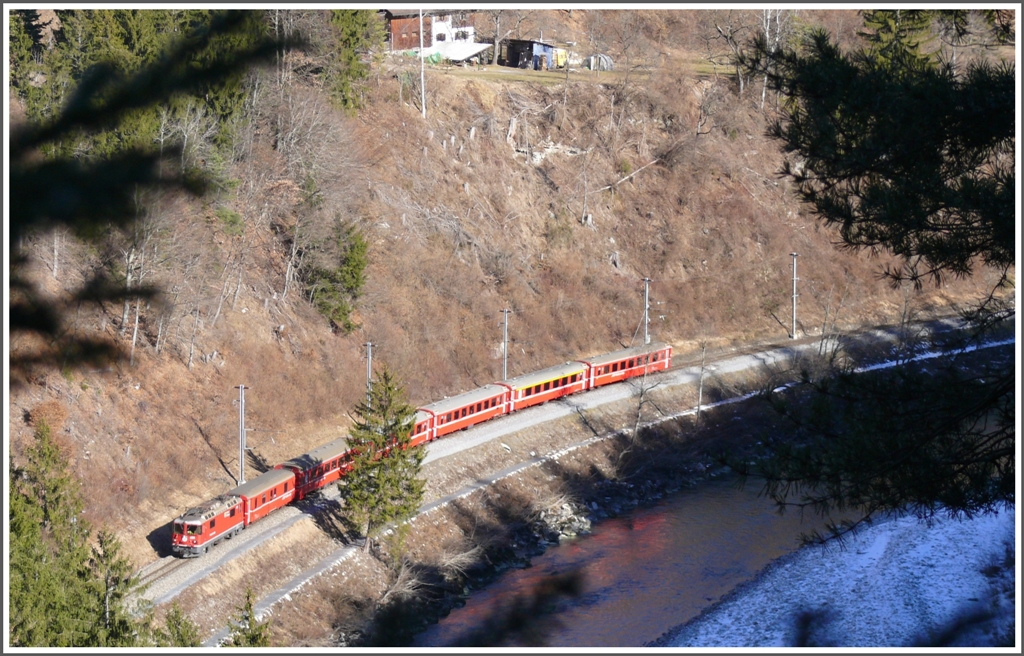 In der Vorderrheinschlucht fhrt RE1232 mit Ge 4/4 II 618  Bergn/Bravuogn  Richtung Disentis. Die Aufnahme entstand nahe der Ruine Wackenau vom Ruinaulta-Wanderweg. (09.02.2011)