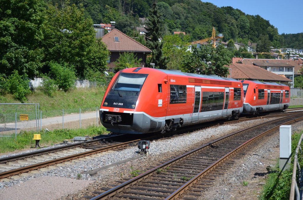 In Waldshut ausfahrende Regionalbahn (Zugnummer: RB 26664) von Lauchringen kommend, Fahrplanmssige Abfahrt ab Waldshut um 15:15 Uhr nach Basel Bad Bf (Fahrplanmssige Ankunft in Basel um 16:07 Uhr). Der Zug besteht aus zwei Triebwagen der Baureihe 641 (VT641). Vorne befindet sich der Triebwagen Nr. 95 80 0 641 009 – 5 mit dem Wappen von Albbruck. Hinten befindet sich der Triebwagen Nr. 95 80 0 641 040 – 0 ohne Wappen. Der ausfahrende Zug befindet sich von Gleis 3 kommend gerade auf der Weichenverbindung der Weichen 3 und 4 (W 9703). Rechts unten neben der Weiche 3 befindet das Schutzsignal (Sh) / (Gsp) XW2 (97). Der Bahnhof Waldshut wird von Karlsruhe aus Ferngesteuert und die Signale sind sogenannte Kombinationssignale. Die Weichenverbindung ist fr 60 km/h in ablenkender Stellung ausgelegt. Wie bei elektronischen Stellwerken in Deutschland blich, werden hier die sogenannten Kombinationssignale (Ks) mit vereinfachter Optik und nur noch wenigen Lichtpunkten eingesetzt. Aufnahmedatum: 23.07.2012.