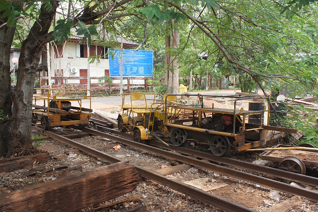 In der Wang Pho Station hat die Bahnmeisterei einen kleinen Stützpunkt. - Im Bild vom 11.März 2012 ein Kleinwagen der Type Kleinwagen รบ.5 (RB.5) in der Bildmitte und zwei Kleinwagen der Type รบ.6 (RB.6).