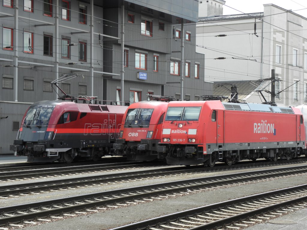In Warteposition am Hauptbahnhof Linz. Railjetlok 1116 201-3,1116 015-8 und 185 236-7 am 10.6 2011