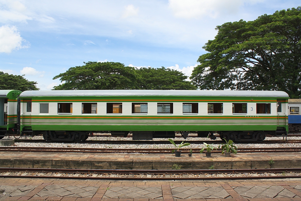 In einer weitere Design-Variante präsendiert sich der บชส.205 (บชส. =BTC./Bogie Third Class Carriage) am 24.August 2011 im Bf. Thung Song Junction.