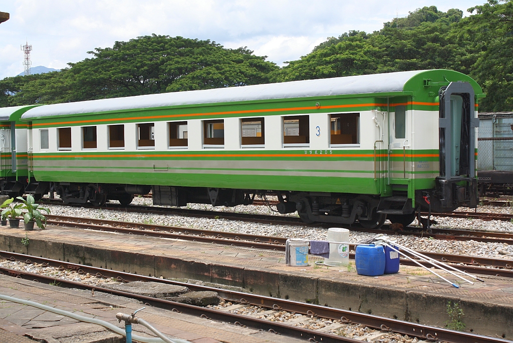 In einer weitere Design-Variante präsendiert sich der บชส.205 (บชส. =BTC./Bogie Third Class Carriage) am 24.August 2011 im Bf. Thung Song Junction.

