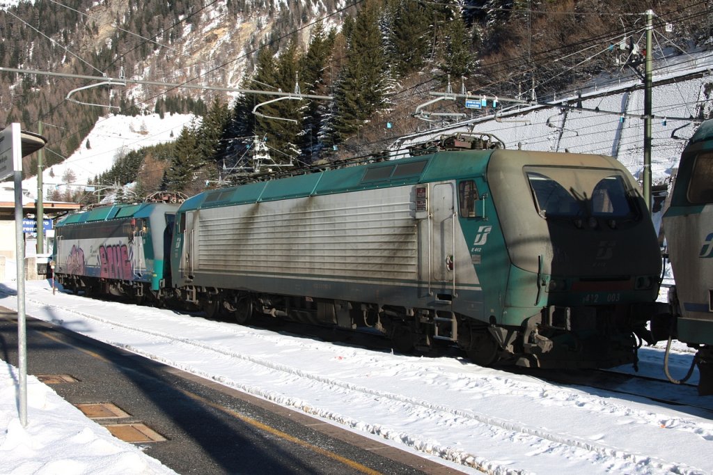 In welchem Intervall ist das Putzen der Scheiben bei den E 412 geplant, von HU zu HU? Der Zustand der Scheiben von E 412 003, am 01.01.2011 im Bf Brenner/Brennero, berechtigt durchaus zu dieser Frage!