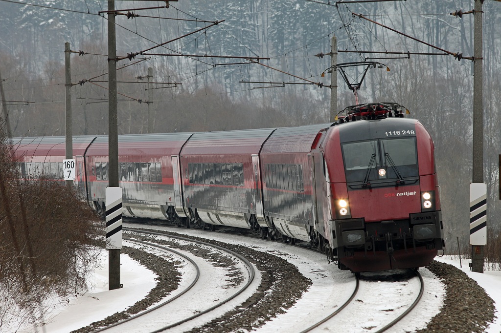 In wenigen Minuten wird die 1116 248 mit Railjet 652 (Graz - Wien Meidling) am 15.02.2013 ihren nchsten Anhaltebahnhof Bruck/Mur erreichen.