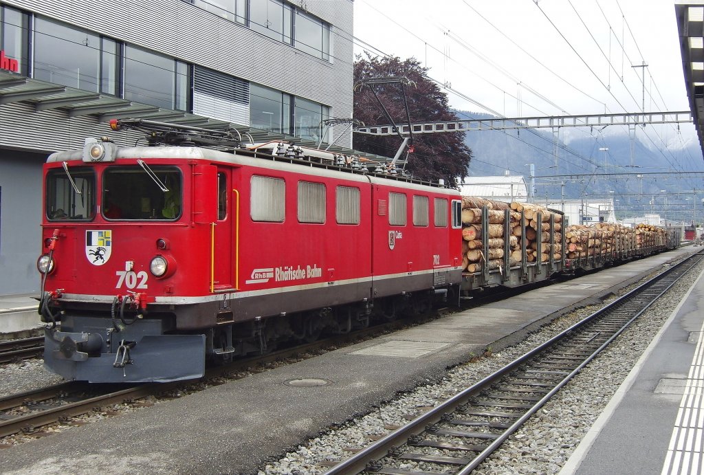 In den wenigen Minuten zum Umsteigen vom Rheintal-Express der SBB auf die Rhtische Bahn wurde in Bezug Loks und Zge einiges im Bahnhof von Landquart geboten. Ge 6/6 II 702 „Curia“ am 30.05.2013 in Landquart.