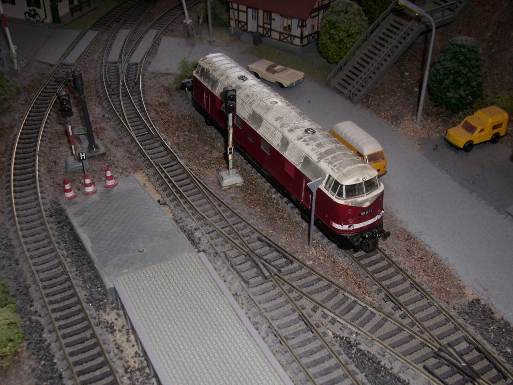 In wenigen Tagen wird 118 181 in den Lokbestand meines Bruder`s wechseln und somit meine Zimmeranlage verlassen und auf einer anderen Anlage eingesetzt.Der Verlust wird nicht so gro sein denn zum Glck habe ich die 118 noch mehrmals in meinen Bestand.