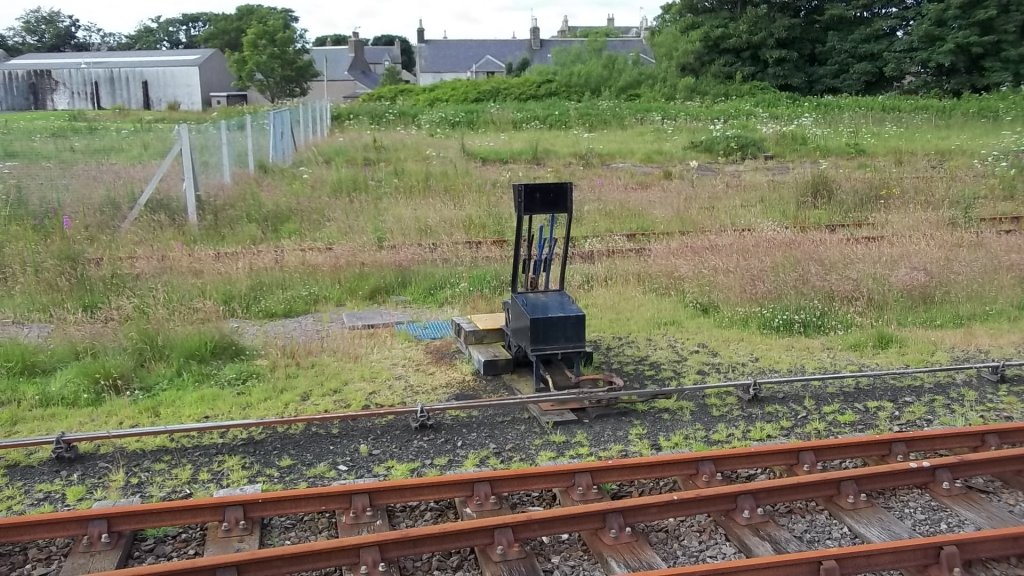 In Wick, Schottland ganz oben, ist nur noch ein kleiner Kopfbahnhof. Ein Stckel weg vom Bahnsteig sieht man 2 Weichen und diese werden mit diesem  Stellwerk  gestellt. Wie berall hat der Bf seine Gre eingebt