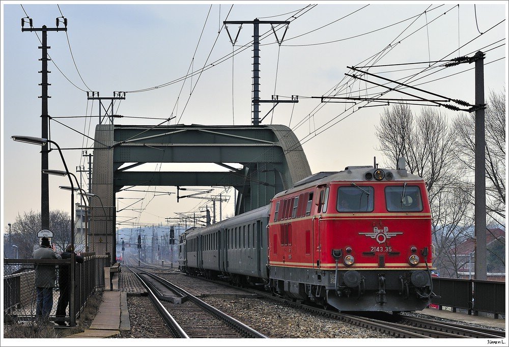 In Wien/ZvBf wurde 109.13 vom Dampfsonderzug R16138 getrennt und fuhr solo zurck nach Strasshof. Der Rest wurde gestrzt und fuhr mit 2143.35 (an der Zugspitze) und 2143.040 (am Zugschluss) weiter an sein Ziel Wien/FJB; 13.3.2010.