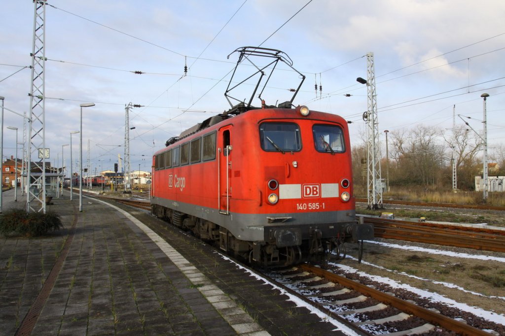 In Wismar kommt die 140 585 am Bahnsteig vorbei gefahren. 15.12.2009