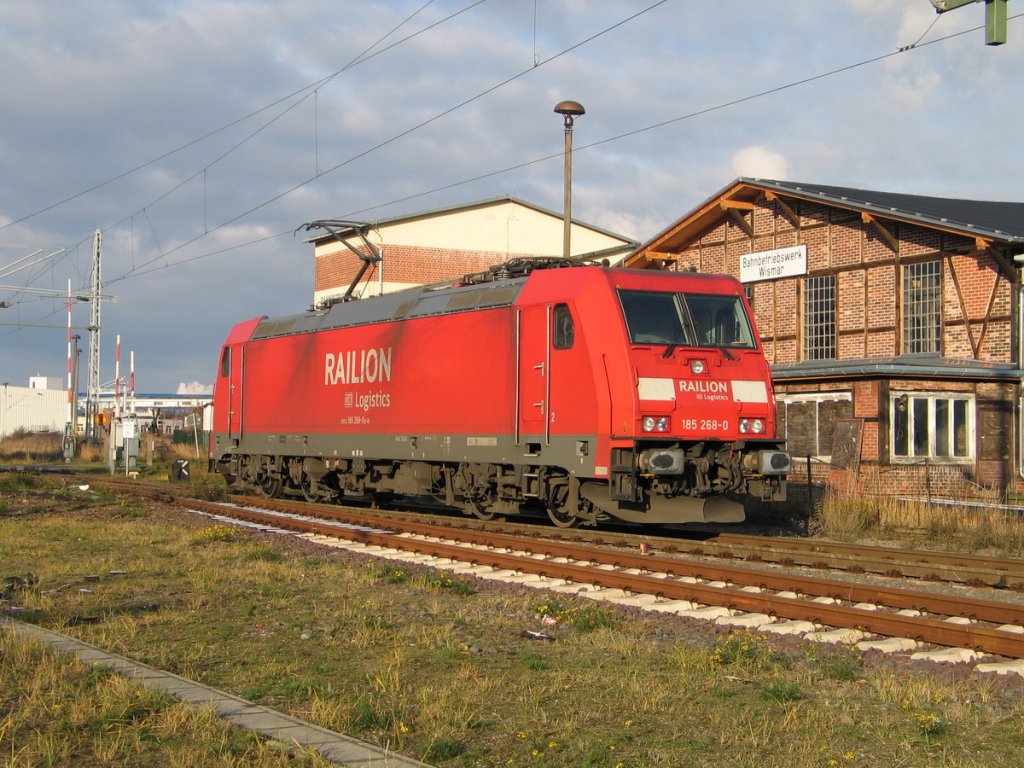 In Wismar kommt die 185 268 am Lokschuppen vorbei gefahren. 15.12.2009