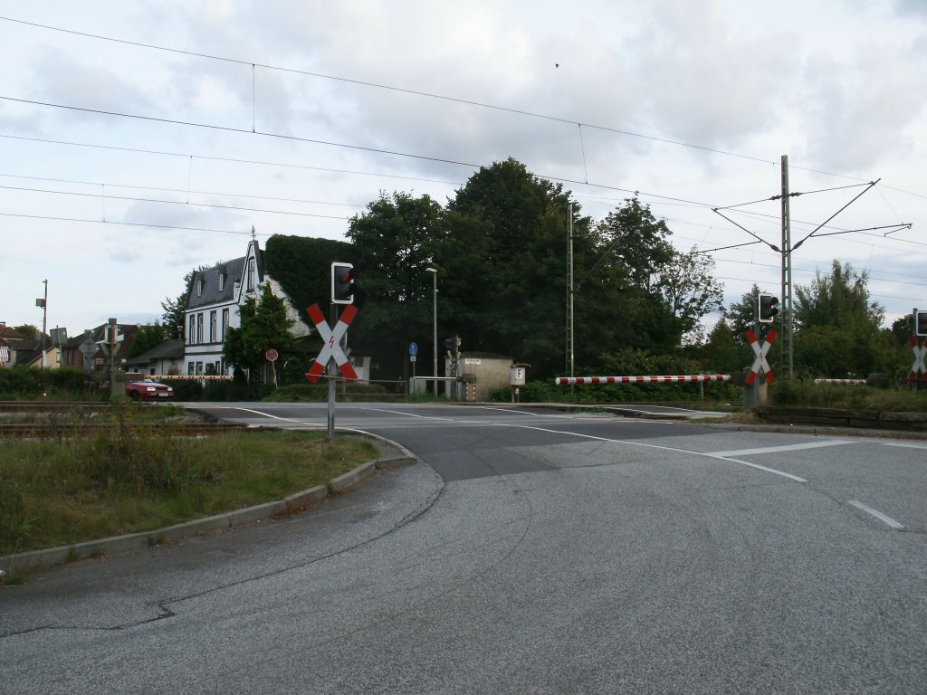 In Wrist durfte ich mit dem Auto als Erstes am dortigen Bahnbergang warten,bevor ich die Bahnstrecke Hamburg-Kiel/Flensburg berqueren durfte.Die Wartezeit nutzte ich fr die Aufnahme am 23.September 2012.