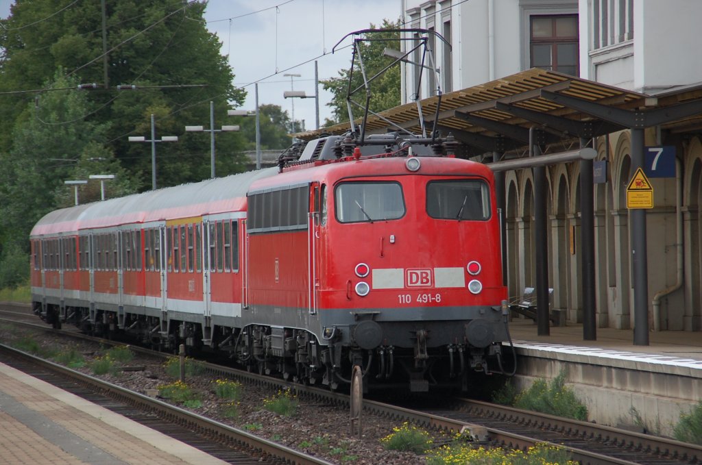 In Wunstrorf am Gleis 7 steht die 110 491-8 mit eine RE-Verstrkerfuhre aus N-Wagen mit Wittenberger-Steuerwagen und wartet auf die Ausfahrt nach Haste.
An diesem Freitag den 22.7.2011