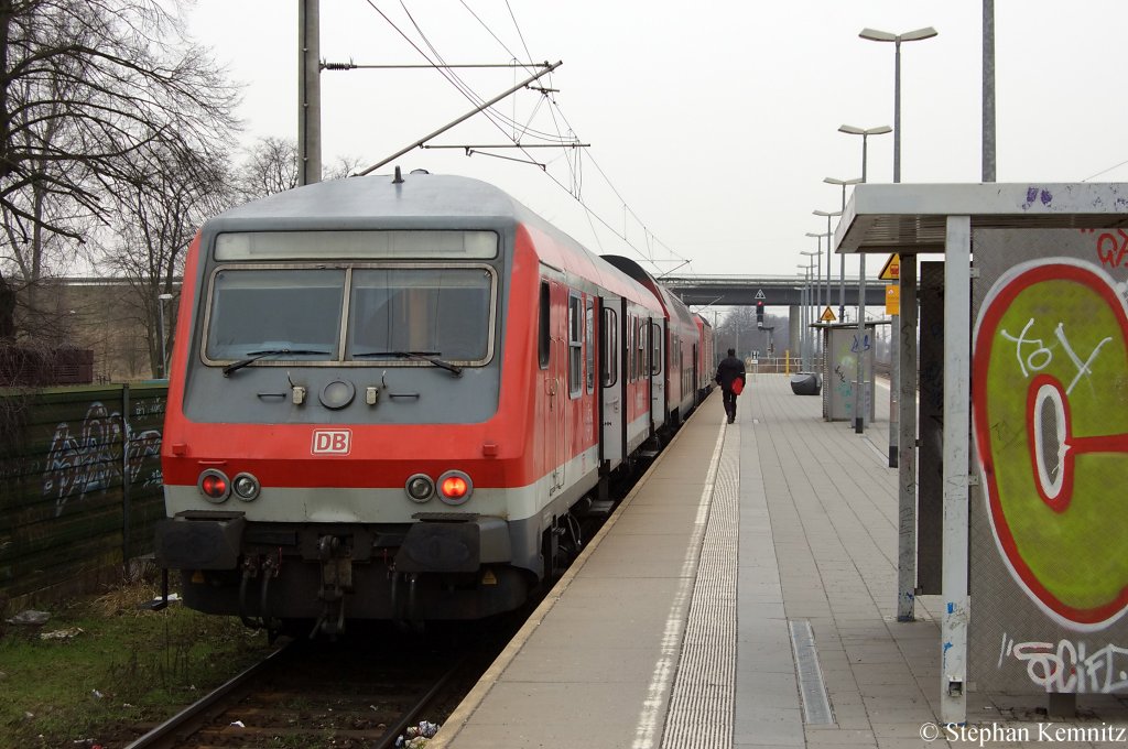 In Wustermark steht die RB21 (RB 18661) nach Potsdam Griebnitzsee. Dieser Umlauf fhrt mit Steuerwagen Bauart Wittenberge (50 80 80 - 35 684-5 Bybdzf 482.1), einem ex DR-Dostos Mittelwagen und schieben tut die 143 812-6. 18.02.2011