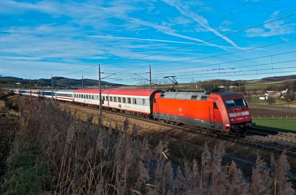 In der zarten Morgensonne fhrt 101 090 mit EN 491  Hans Albers  seinem Ziel, Wien Westbahnhof entgegen. Neulengbach, am 13.11.2010.
