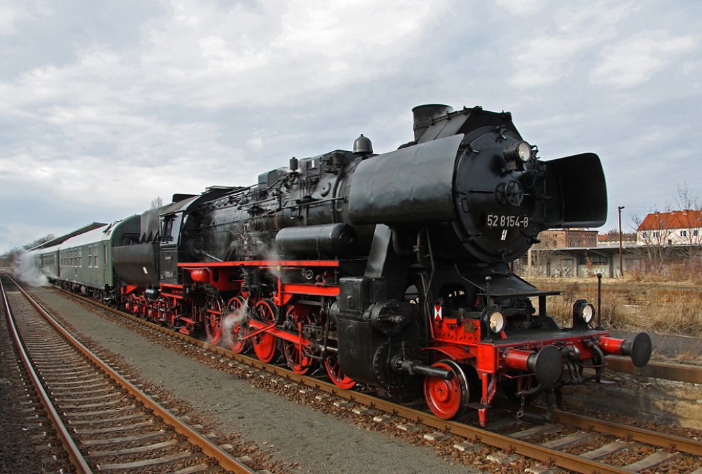 In Zeitz gab es einen lngeren Fotohalt und zwei Scheineinfahrten. Die Fotografen dankten es mit zahlreicher Anwesenheit, 12.02.2011.